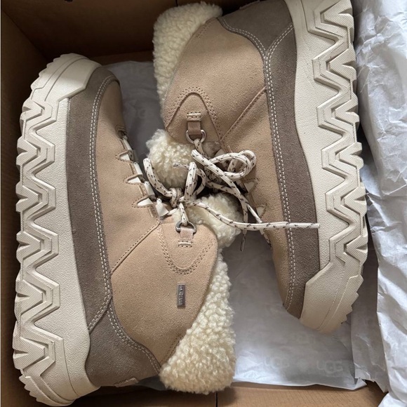 UGG Weatherproof Features Card - Picture 1 of 7